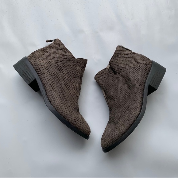 Eileen Fisher Tuck Faux Snake Ankle Boots Size 5.5 - Picture 1 of 7